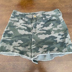 Camo Universal Thread Ladies Shorts Sz 12